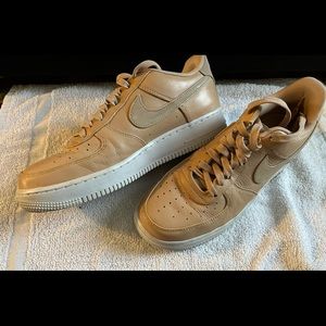 Mens Classic Nike Air Force Ones - tan, size 9.5